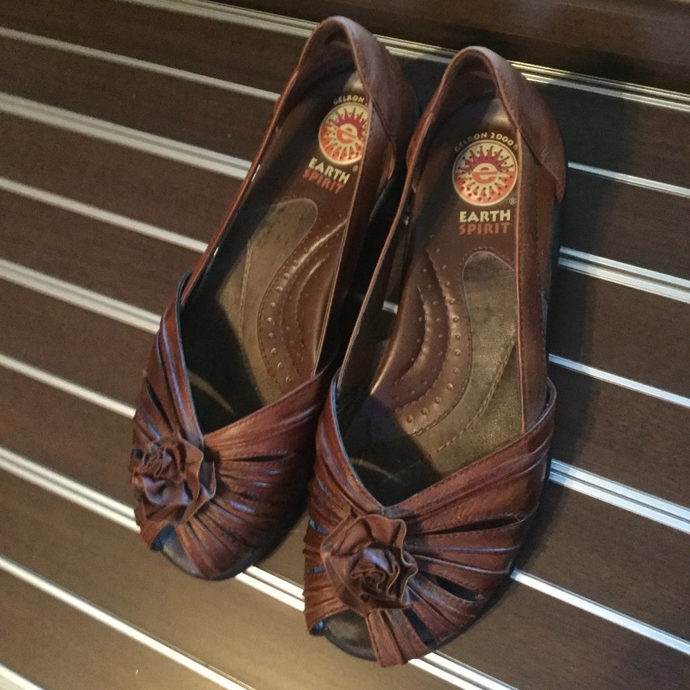 Earth Spirit 100% leather upper with floral accent on top size 6.5 brown  color